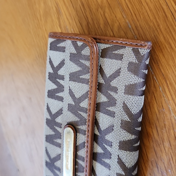 Michael Kors Austin Flap Wallet - Picture 4 of 9